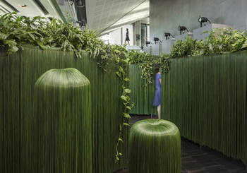 Labirinto, 2020, setole plastiche, struttura metallica, vegetazione, installazione, Museo d'impresa del Gruppo Unipol, Bologna. Courtesy FPA Francesca Pasquali Archive. © Fabio Mantovani