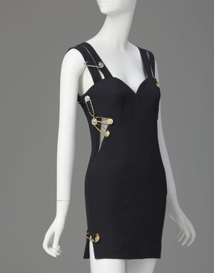 Gianni Versace, robe , 1994. Rayonne, acétate, soie, métal et strass. Collection du Phoenix Art Museum, don de Mme Kelly Ellman. Photographie: Ken Howie.