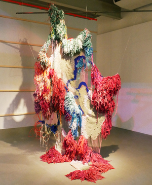 Bev Butkow/South-Africa: «Rupture», 2024, tissé à la main, laine, fil, cordon de tondeuse à gazon, perles de verre, fabriqué en collaboration avec Thandiswa Maxinyane; Photo Beatrijs Sterk