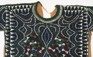 Cameroun, Bamileke Beaded Shirt, 20e siècle, raphia, coton, colorant indigo, perles de verre, 20 x 32 po, collection de William D. et Norma Canelas Roth ’65